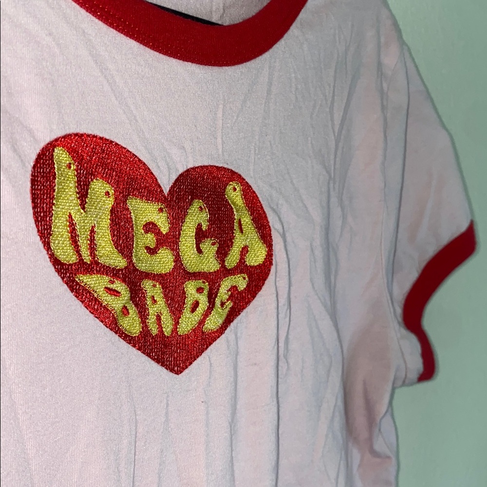 🎱Vintage “Mega Babe” pink baby tee with yellow and red details!